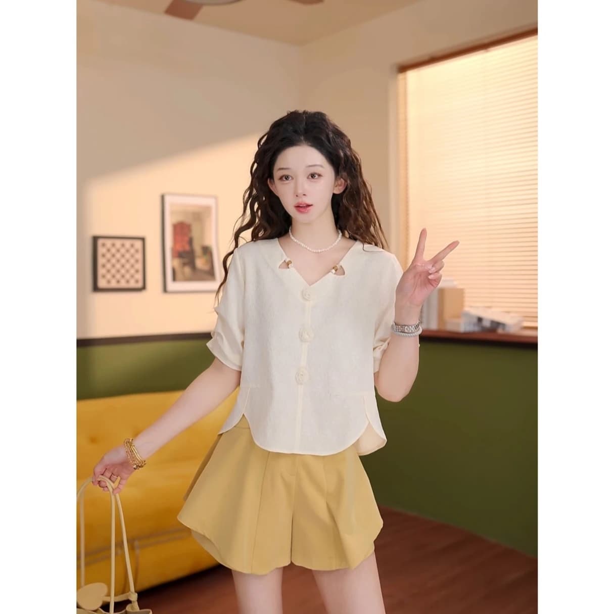 디자인 섹션 불규칙 밑단 V넥 반팔 셔츠 상세 이미지 3