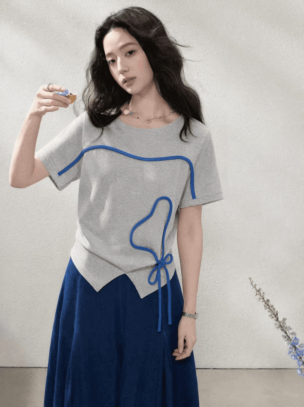 2026 여름 새로운 회색 라운드 넥 반팔 긍정적 인 어깨 티셔츠 여성 짧은 맨위 이미지 3