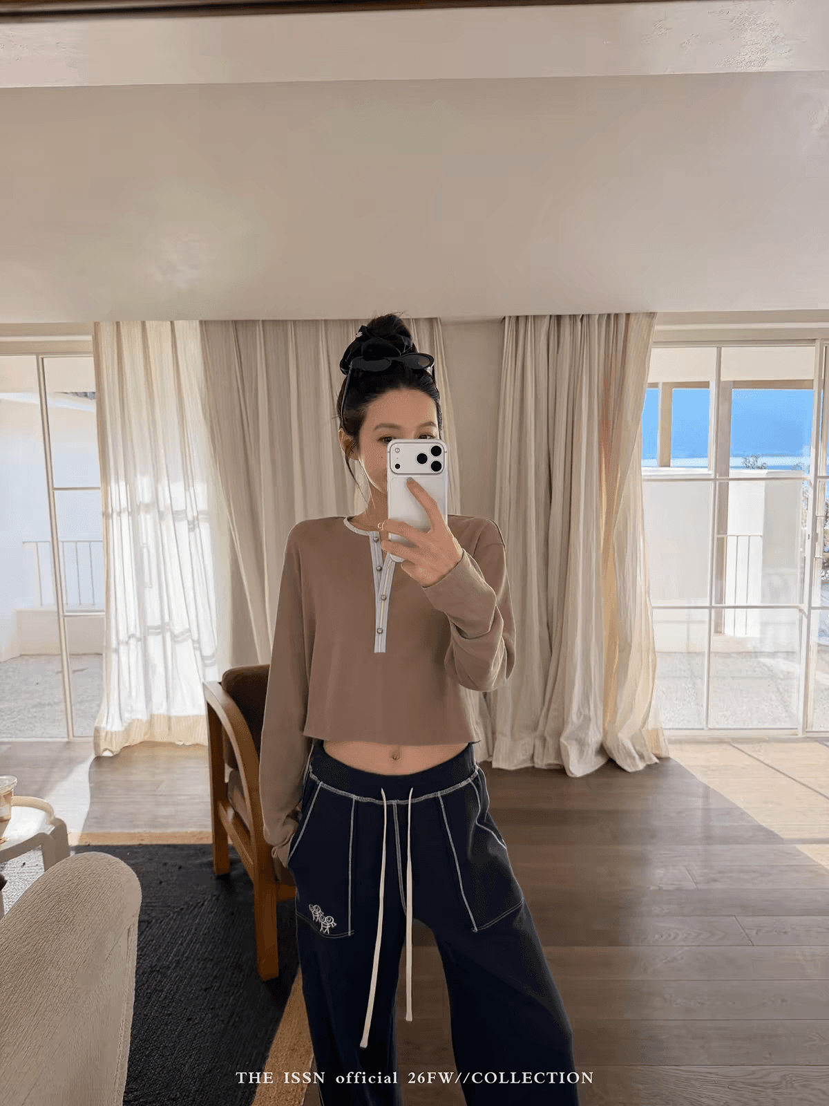 반 개방 칼라 배색 쇼트 스타일 긴팔 티셔츠 여성 가을 새로운 맨위 이미지 2