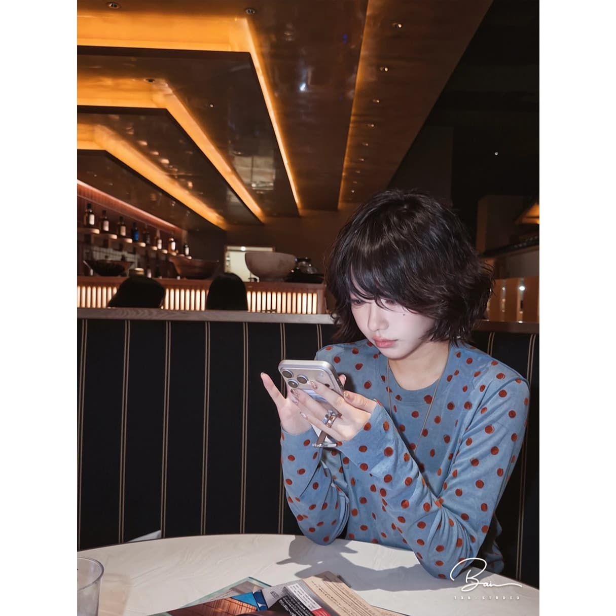 홀치기 염색 맞춤 식물 플러시 도트 무늬 몸매 가꾸기 인사이드 가져 가라. 긴팔 맨위 상세 이미지 4