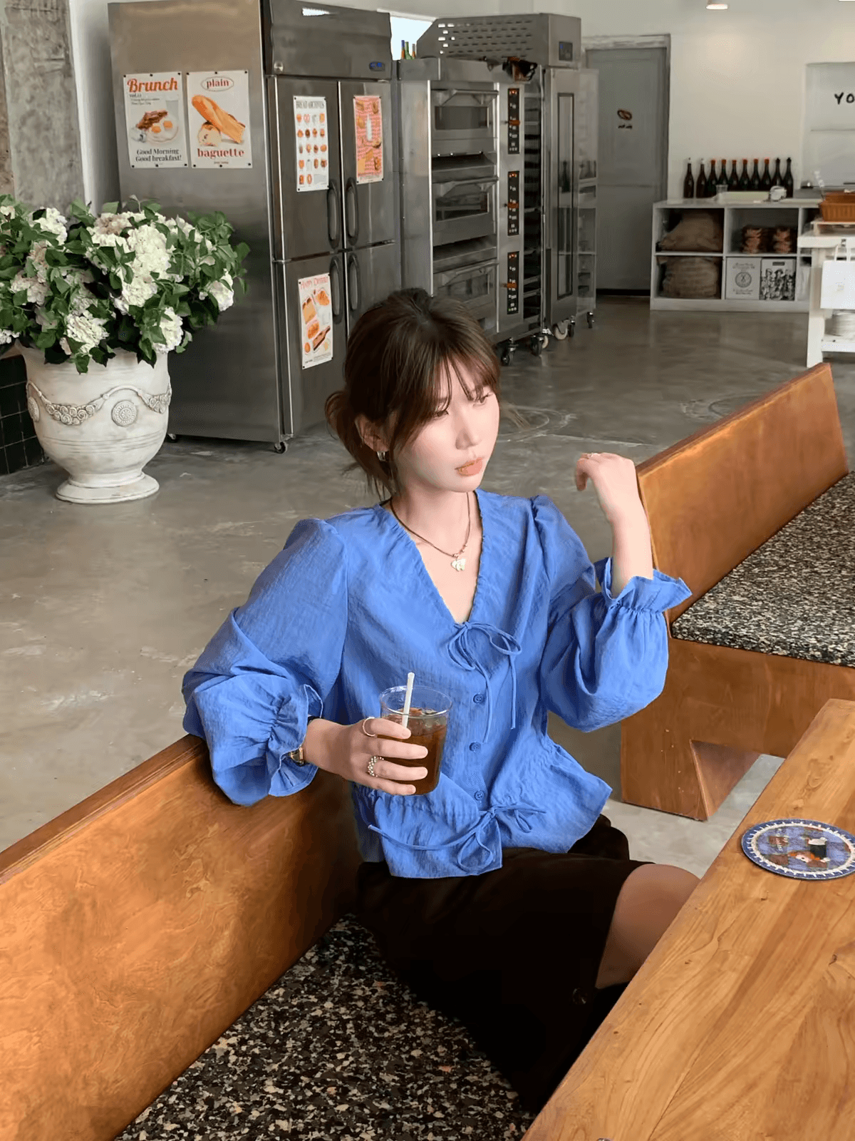 이른 가을 V넥 파란색 벌룬 소매 셔츠 루즈핏 슬림해 보이는 허리 수축 맨위 상세 이미지 2
