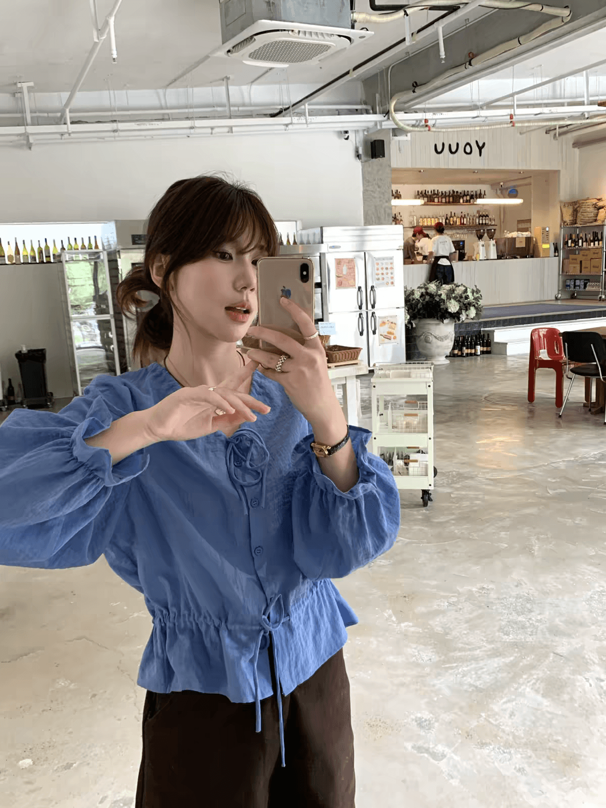 이른 가을 V넥 파란색 벌룬 소매 셔츠 루즈핏 슬림해 보이는 허리 수축 맨위 상세 이미지 3