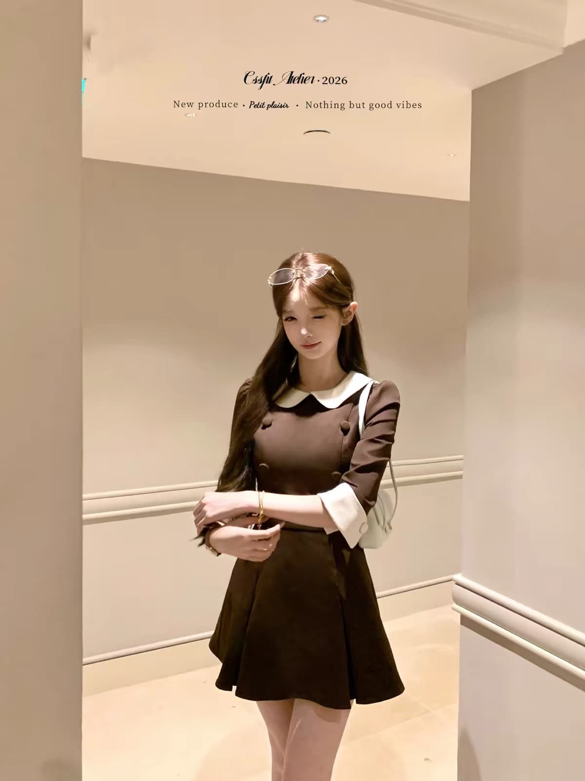 늦게 우산 우산 26ss 컬렉션 적갈색 miu 부서 커피 색상 이중 버튼 피터 팬 칼라 드레스 민소매 7부 소매 상세 이미지 1