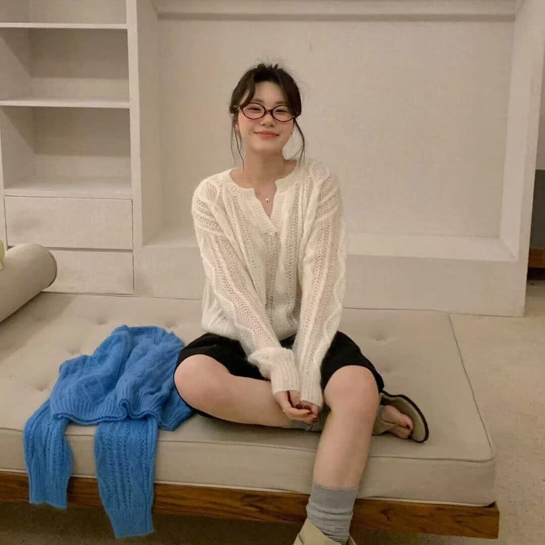 V넥 풀오버 스웨터 여자 모헤어 파란색 스웨터 이른 봄 새로운 부드러운 찹쌀 여성 얇은 스타일 홀로우 아웃 니트 스웨터 맨위 상세 이미지 1