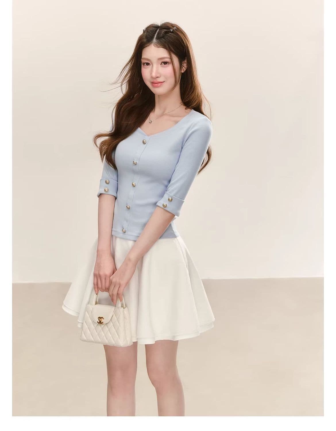 원본 품질 프랑스식 파란색 출퇴근 V넥 티셔츠 2026 가을 새로운 품격 중간 소매 몸매 가꾸기 다용도 맨위 상세 이미지 3