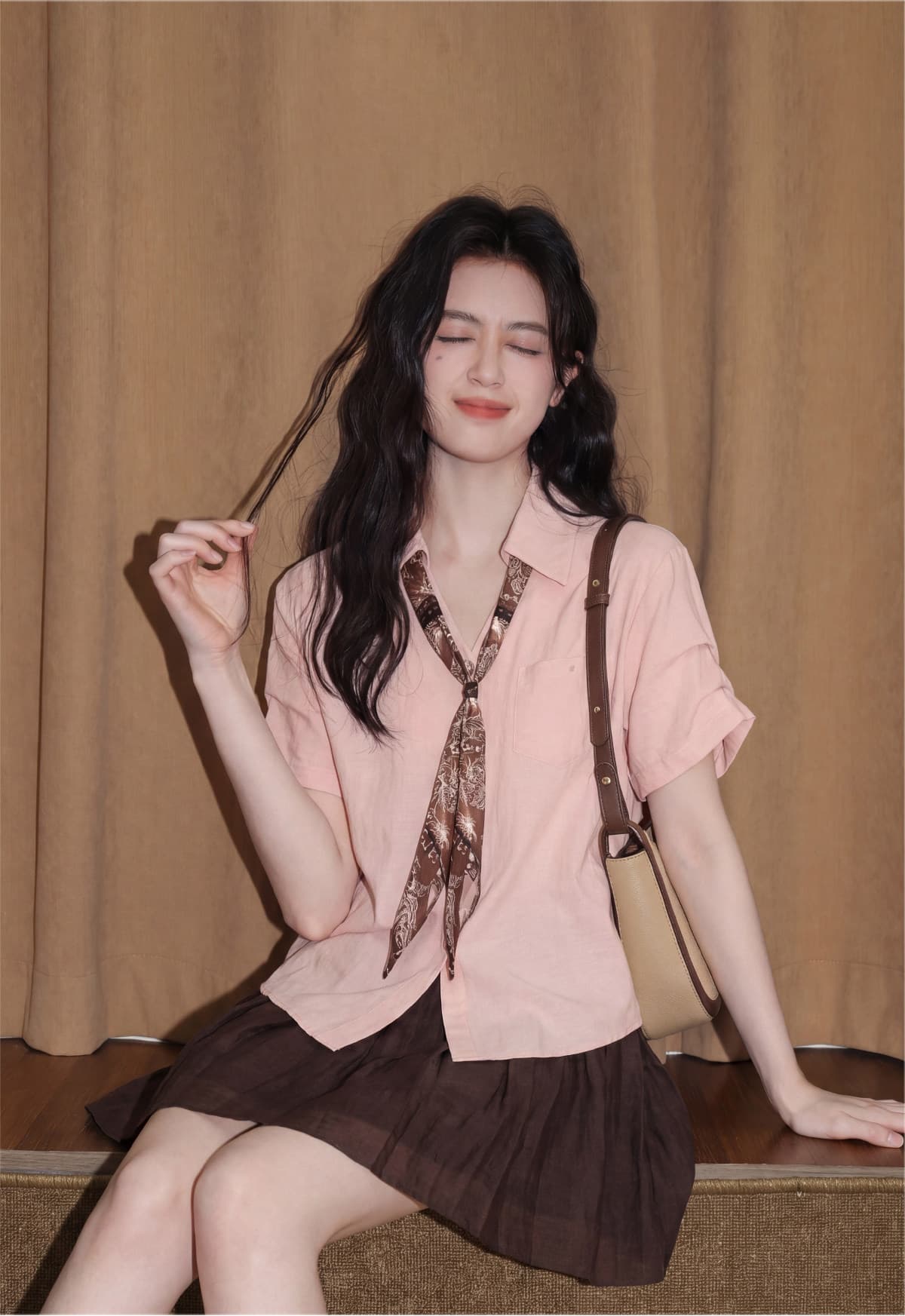 핑크색 V넥 반팔 여성 셔츠 여름 2026 새로운 품격 자이언트 잘 생긴 스카프 넥타이 셔츠 고유 한 맨위