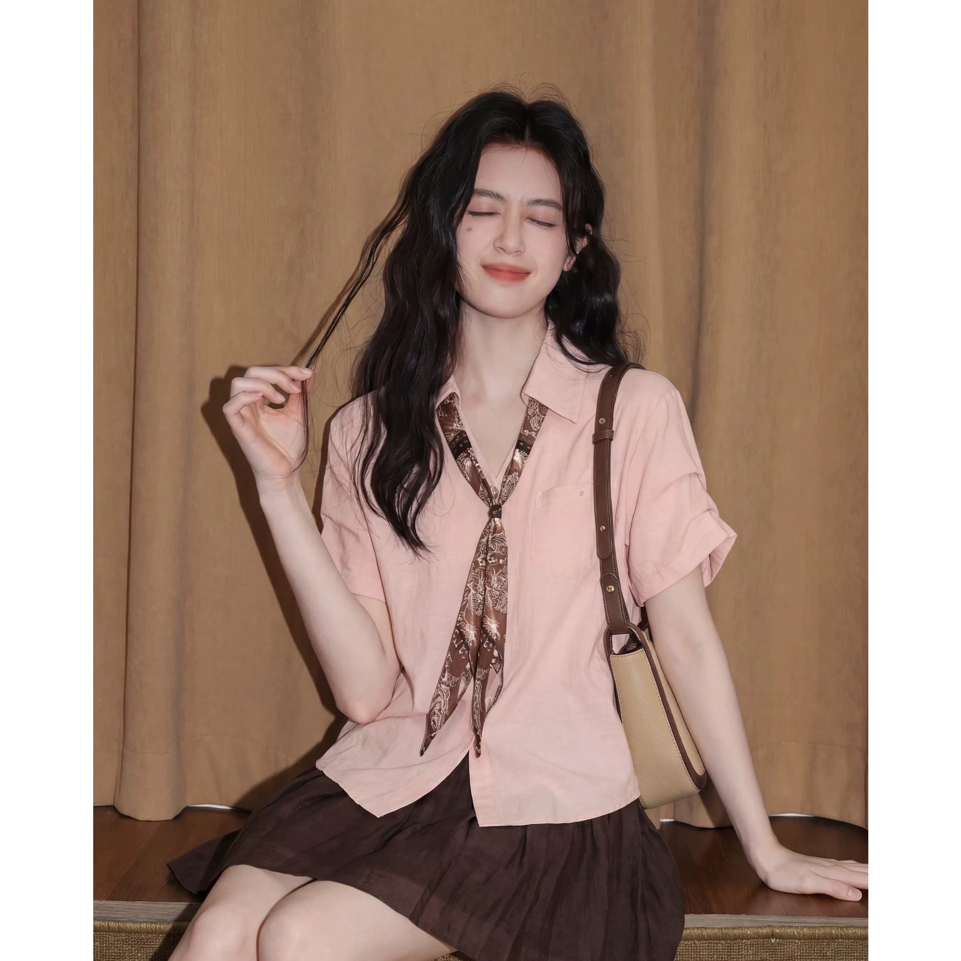 핑크색 V넥 반팔 여성 셔츠 여름 2026 새로운 품격 자이언트 잘 생긴 스카프 넥타이 셔츠 고유 한 맨위 상세 이미지 1