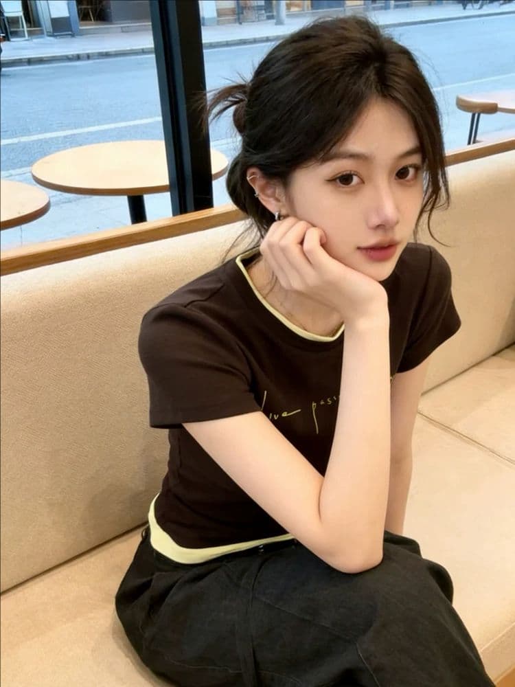 품격 레트로 커피 색상 페이크 레이어드 반팔 티셔츠 2026 여름 새로운 디자인 센스 긍정적 인 어깨 몸매 가꾸기 슬림해 보이는 맨위 이미지 2