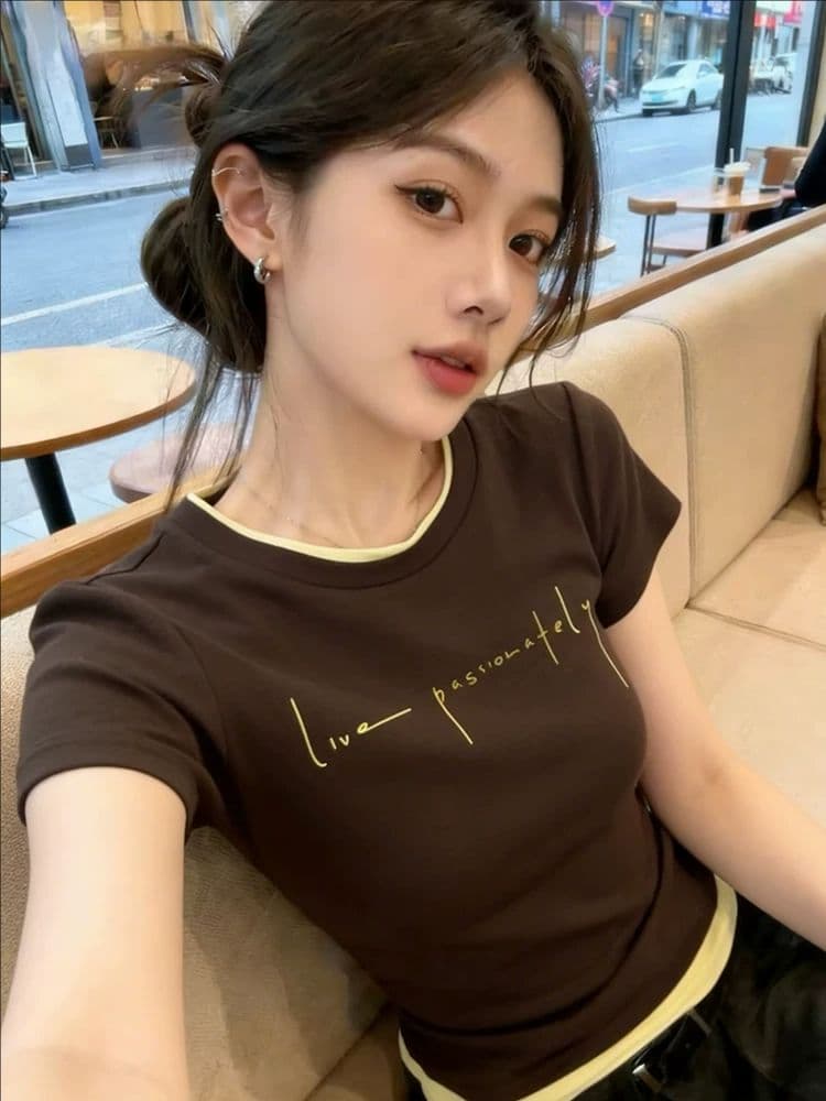 품격 레트로 커피 색상 페이크 레이어드 반팔 티셔츠 2026 여름 새로운 디자인 센스 긍정적 인 어깨 몸매 가꾸기 슬림해 보이는 맨위