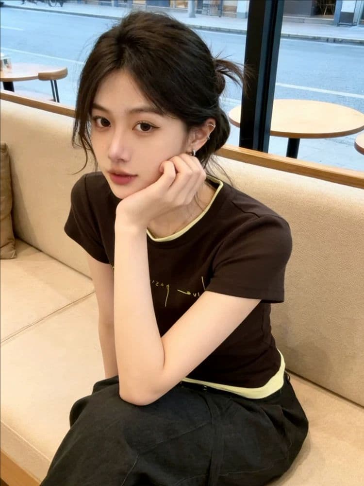 품격 레트로 커피 색상 페이크 레이어드 반팔 티셔츠 2026 여름 새로운 디자인 센스 긍정적 인 어깨 몸매 가꾸기 슬림해 보이는 맨위 이미지 4