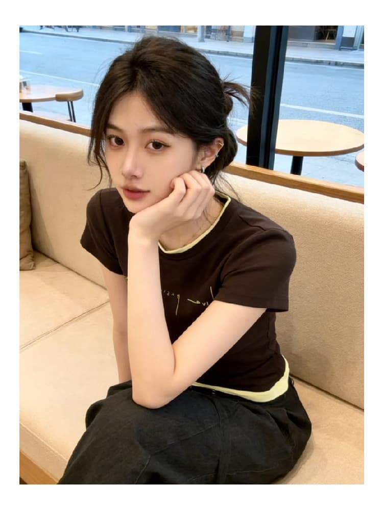 품격 레트로 커피 색상 페이크 레이어드 반팔 티셔츠 2026 여름 새로운 디자인 센스 긍정적 인 어깨 몸매 가꾸기 슬림해 보이는 맨위 상세 이미지 4