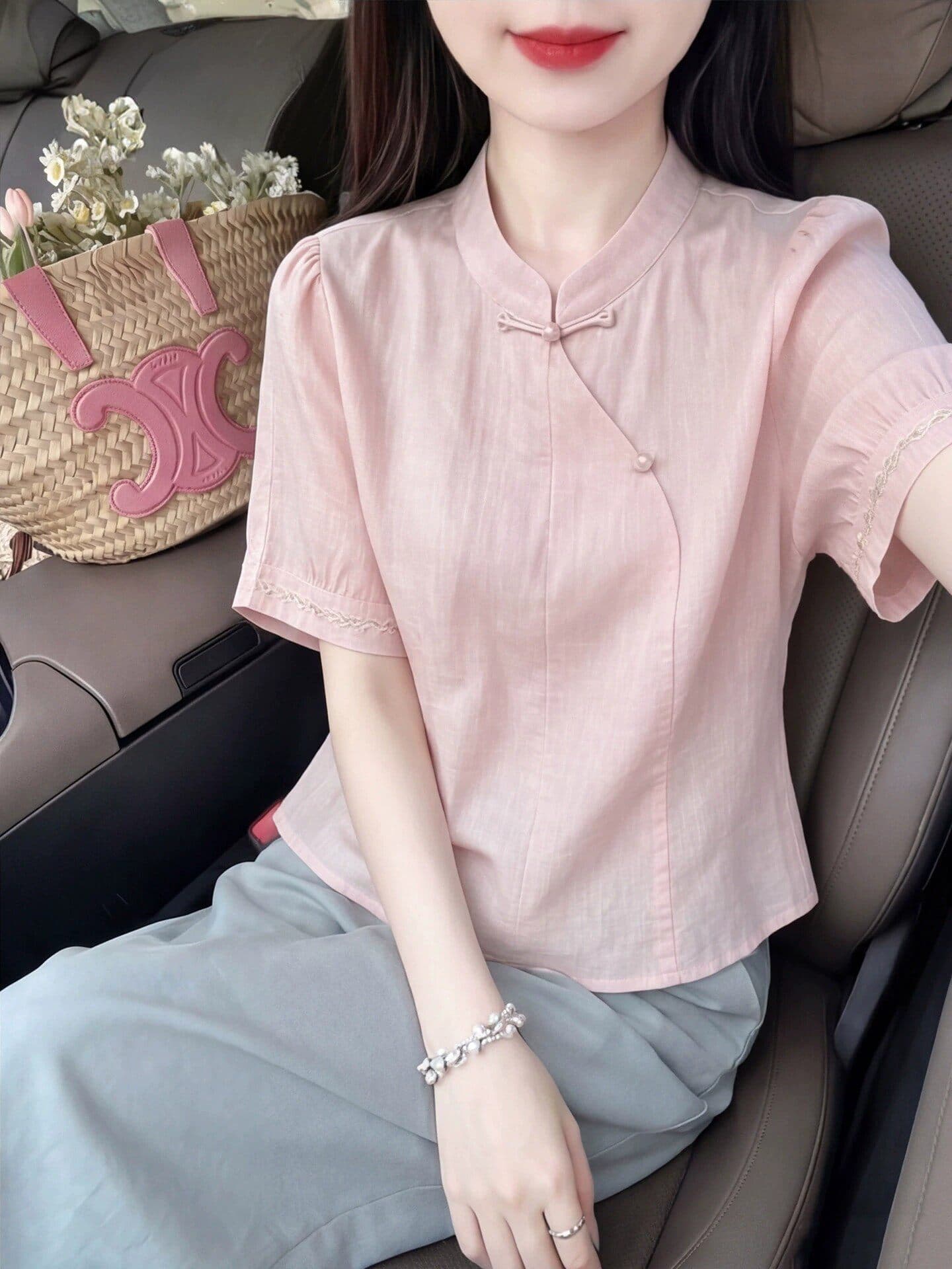 핑크색 새로운 중식 스탠드 칼라 단추 여성 셔츠 여름 비스듬한 襟 진주 버클 거품 소매 개선 치파오 반팔 맨위 상세 이미지 4