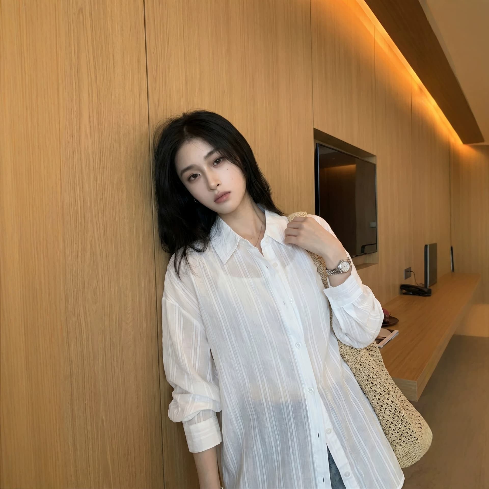 화이트 스트라이프 긴팔 여성 셔츠 디자인 센스 외부 가져 가라. 자외선 차단 셔츠 루즈핏 얇은 스타일 품격 맨위 이미지 4