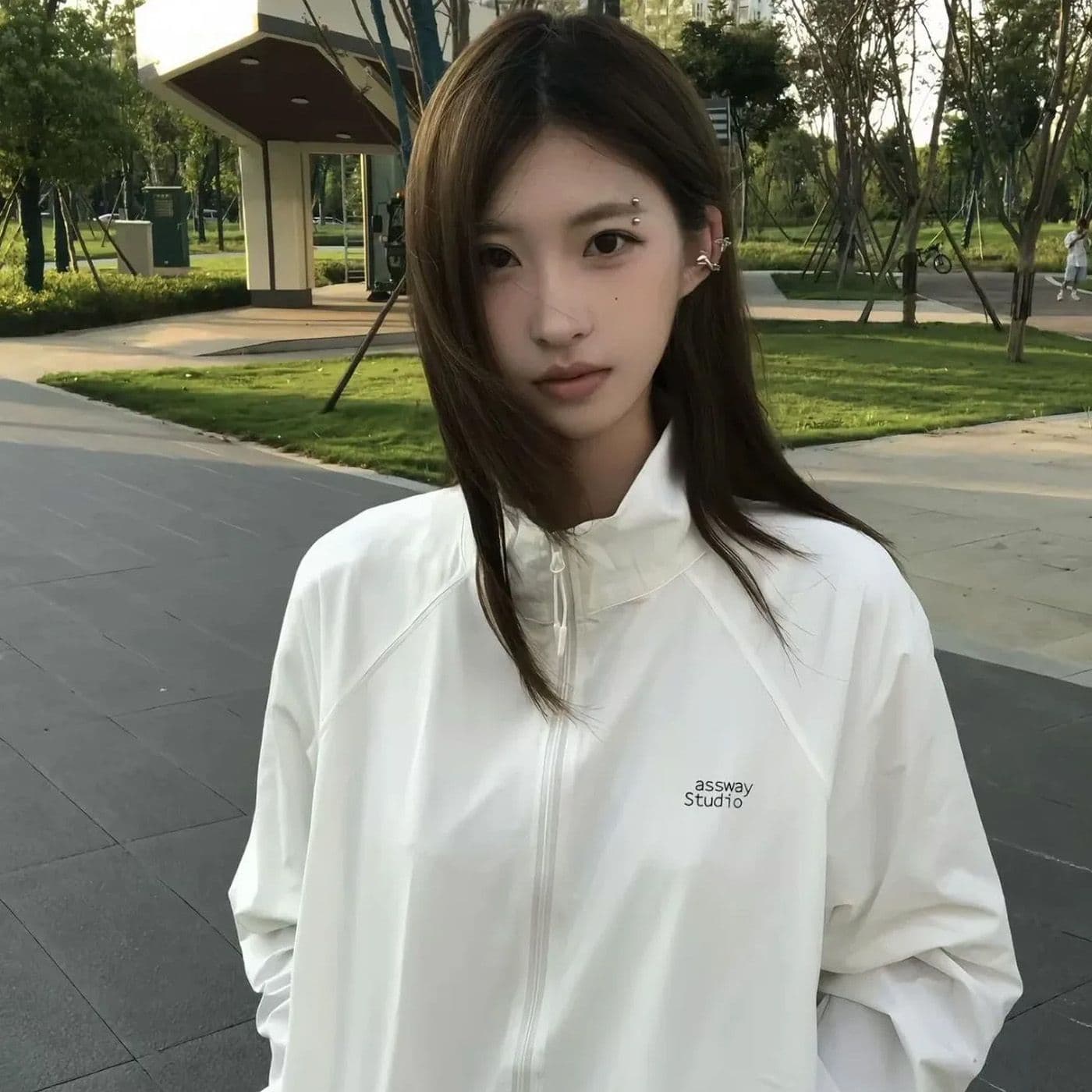야외 얇고 가벼운 국방 자외선 자외선 차단 의류 여성 2026 새로운 여름 쇼트 스타일 슬림해 보이는 통기성 자외선 차단 재킷 맨위 이미지 3