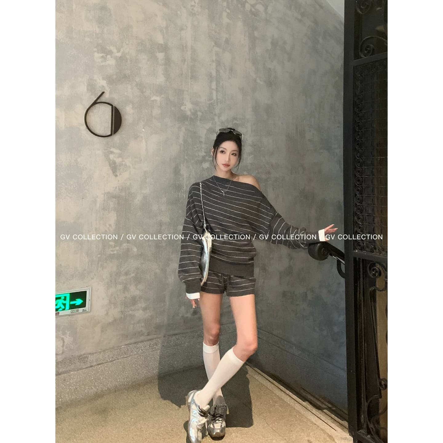 패션 세트 여성 2026 가을 겨울철 새로운 한 부서 스트라이프 비스듬한 어깨 니트 루즈핏 슬림해 보이는 느긋한 바람 투피스 세트 이미지 4