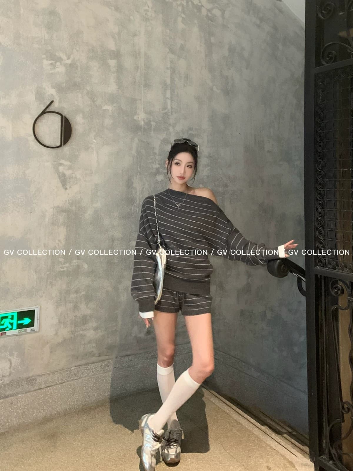 패션 세트 여성 2026 가을 겨울철 새로운 한 부서 스트라이프 비스듬한 어깨 니트 루즈핏 슬림해 보이는 느긋한 바람 투피스 세트 상세 이미지 14