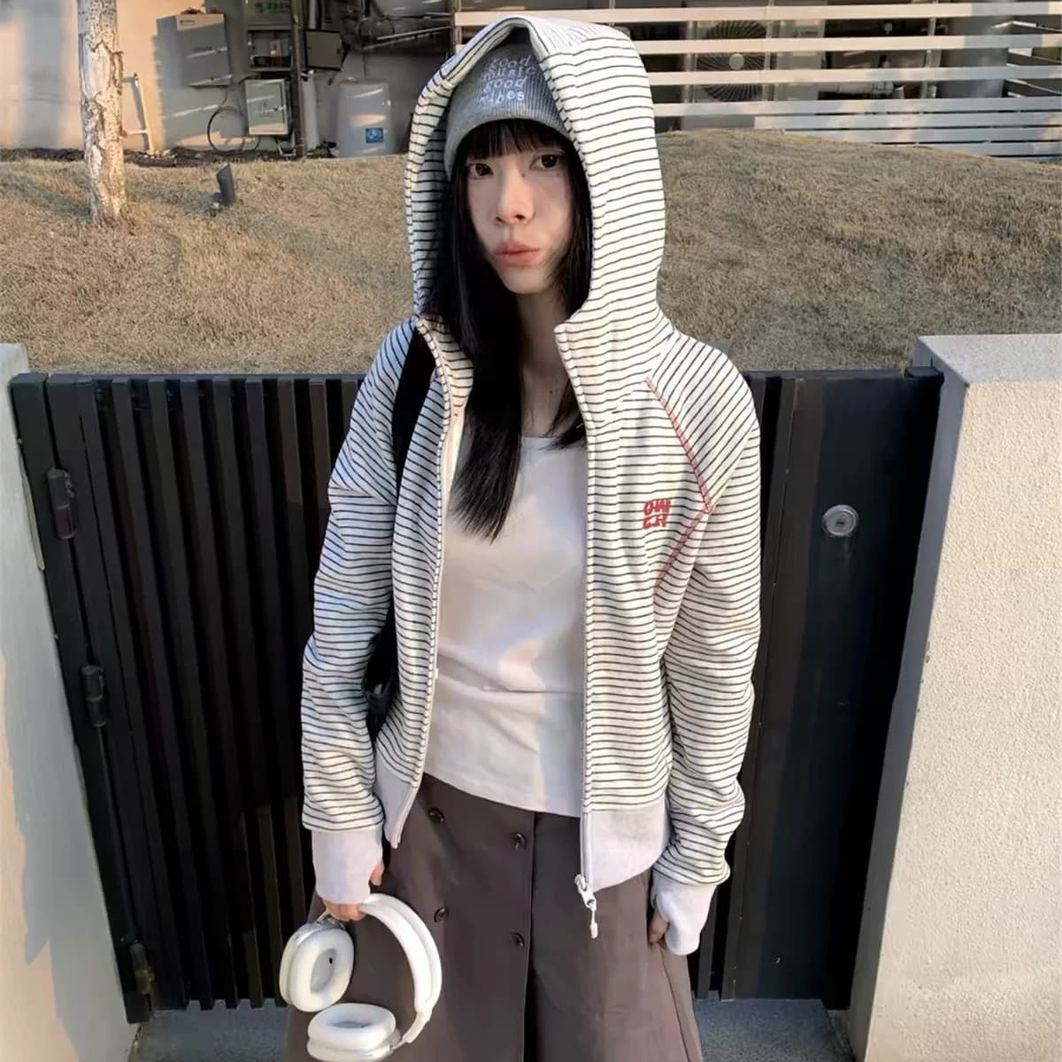 아메리칸 레트로 운동 스트라이프 후드 티 스웨터 여성 가을 2026 새로운 몸매 가꾸기 허리 수축 핫셀블라드 선 쇼트 스타일 재킷 이미지 4