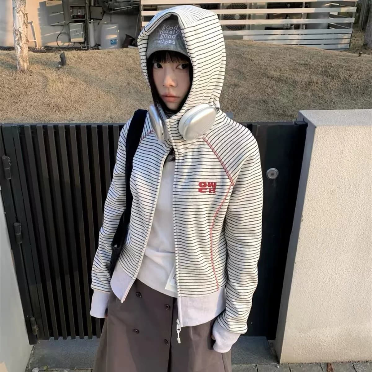 아메리칸 레트로 운동 스트라이프 후드 티 스웨터 여성 가을 2026 새로운 몸매 가꾸기 허리 수축 핫셀블라드 선 쇼트 스타일 재킷 이미지 3
