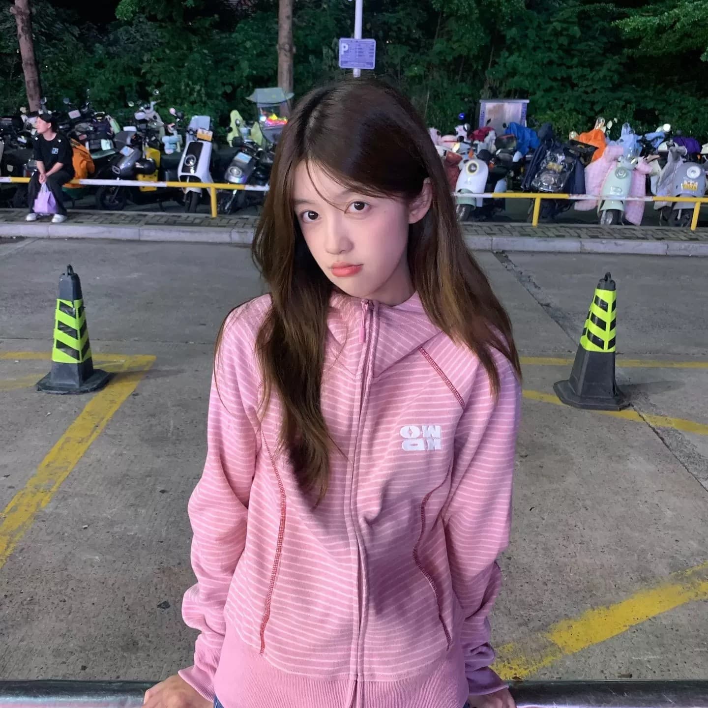 아메리칸 레트로 운동 스트라이프 후드 티 스웨터 여성 가을 2026 새로운 몸매 가꾸기 허리 수축 핫셀블라드 선 쇼트 스타일 재킷