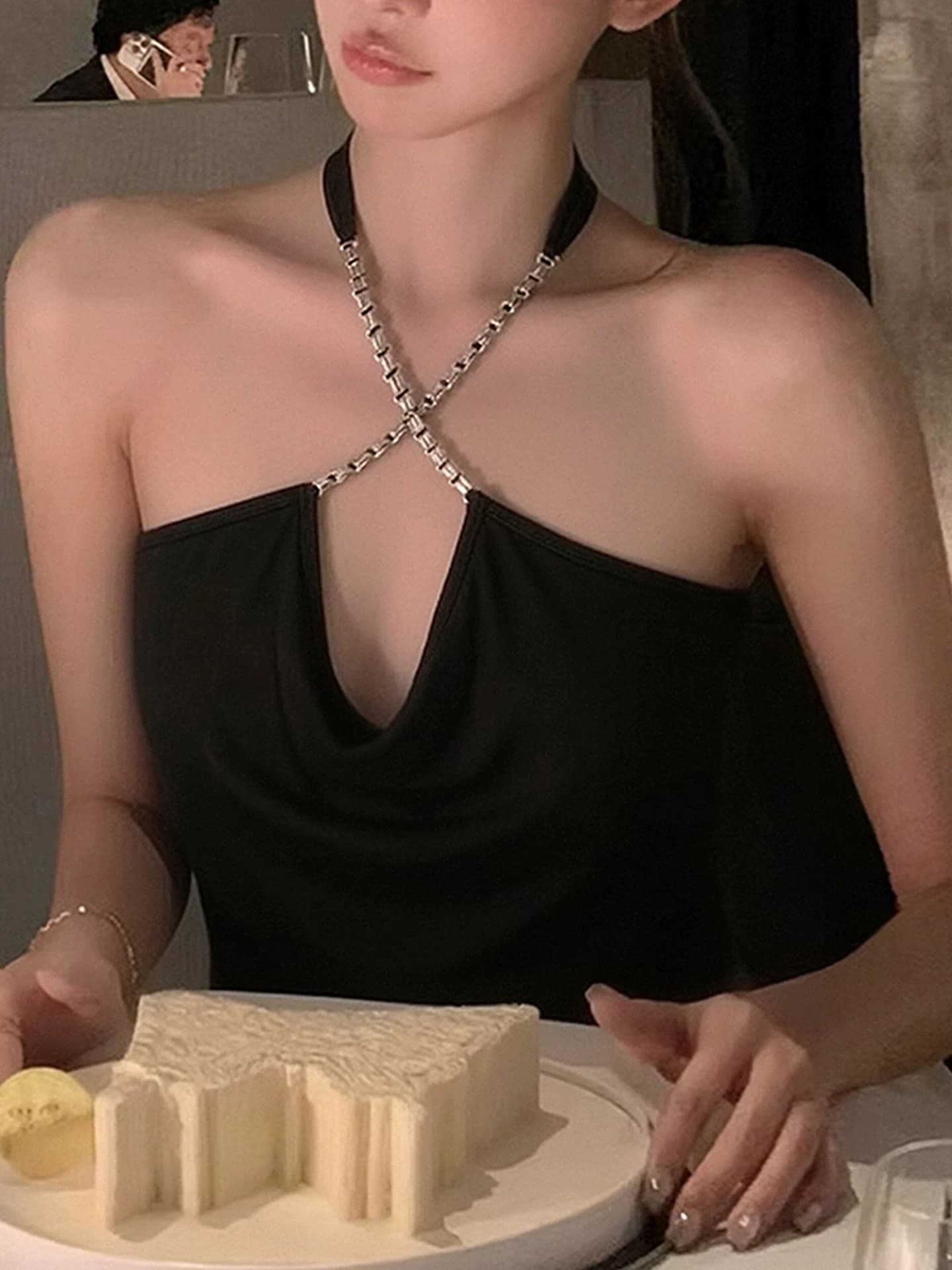 빛 럭셔리 바람 품격 십자가 행침 목 조끼 여성 2026 여름 고급 센스 로얄 자매 바람 이슬 쇄골 몸매 가꾸기 오프숄더 맨위 상세 이미지 4
