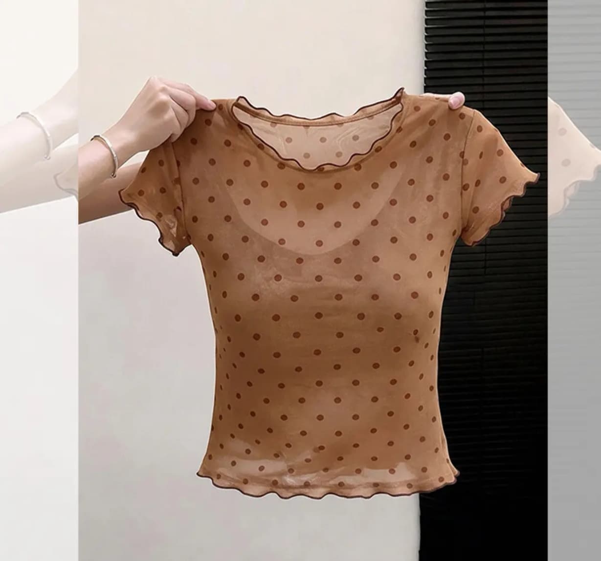 커피 색상 도트 무늬 레이스 반팔 긍정적 인 어깨 티셔츠 여성 여름 디자인 센스 작은 대중 고유 한 아름다운 그레이트 봐 의류 이미지 2