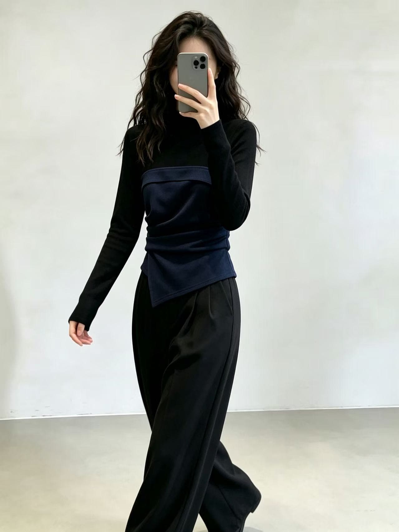 배색 패치워크 페이크 레이어드 긴팔 티셔츠 여성 2026 가을 새로운 몸매 가꾸기 불규칙 반하이넥 만나는 맨위 상세 이미지 3