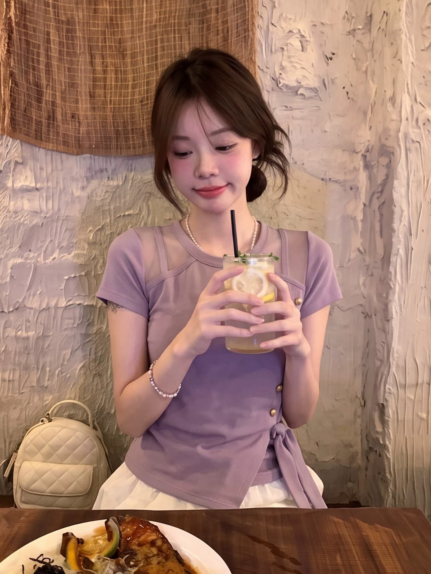 한 부서 보라색 홀로우 아웃 라운드 넥 긍정적 인 어깨 반팔 티셔츠 여성 여름 디자인 센스 작은 대중 비틀림 허리 수축 슬림해 보이는 맨위 이미지 3