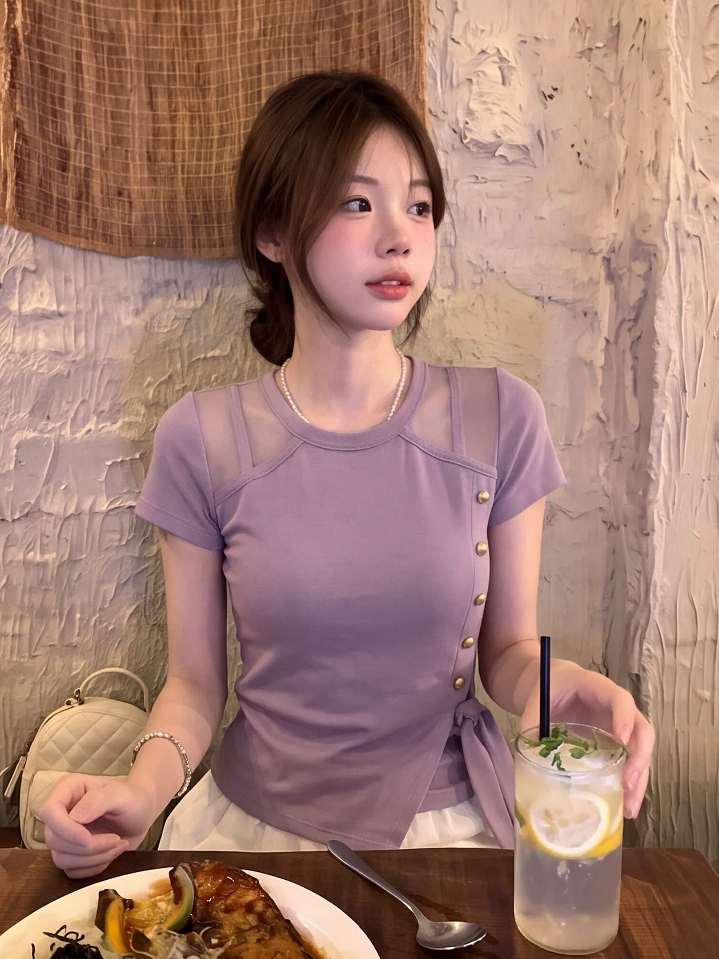 한 부서 보라색 홀로우 아웃 라운드 넥 긍정적 인 어깨 반팔 티셔츠 여성 여름 디자인 센스 작은 대중 비틀림 허리 수축 슬림해 보이는 맨위 상세 이미지 4