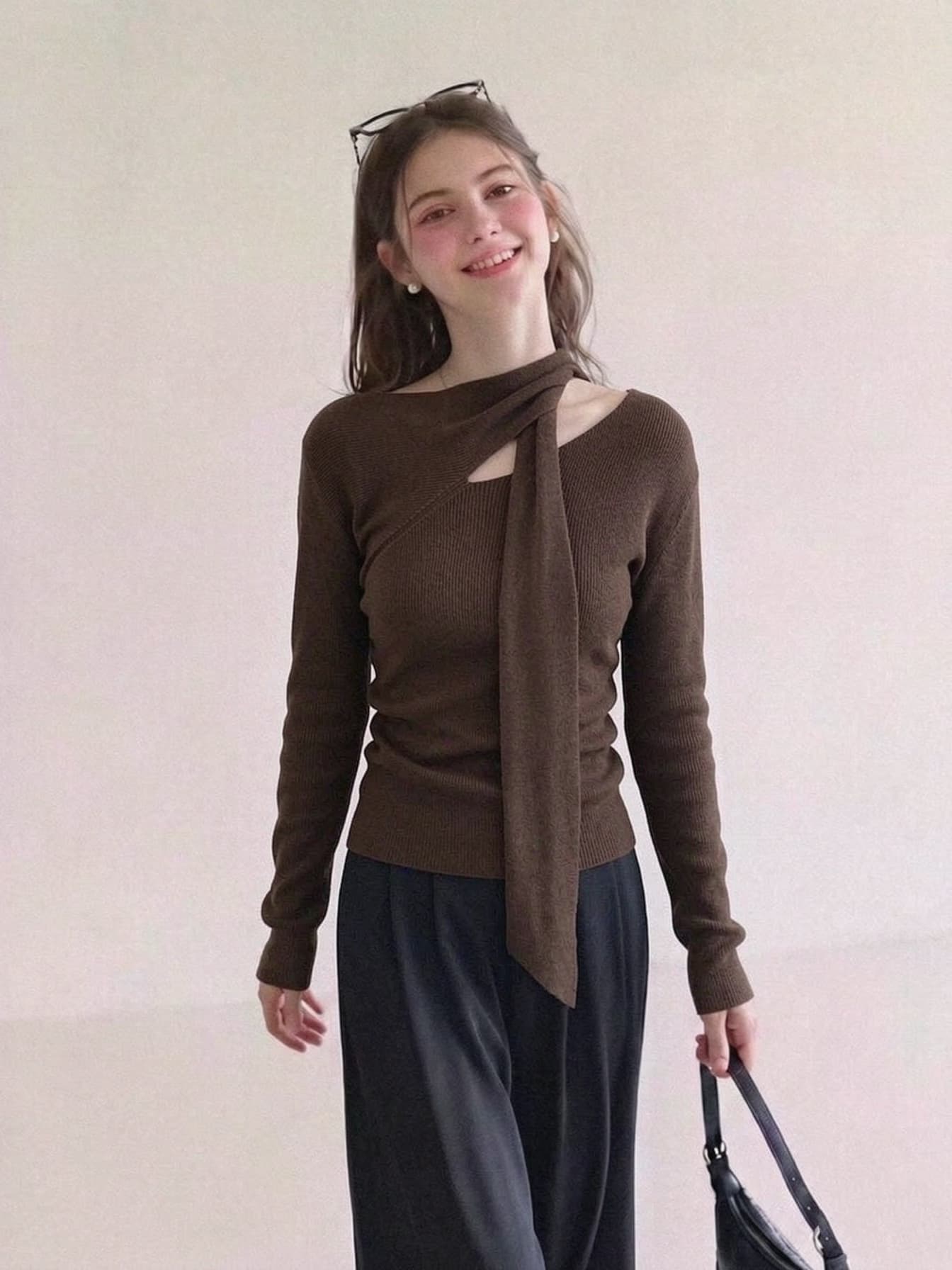 가을 겨울철 고유 한 커피 색상 홀로우 아웃 쇄골 긴팔 맨위 디자인 센스 핫걸 몸매 가꾸기 니트 기본 셔츠 여성 인사이드 가져 가라. 상세 이미지 1