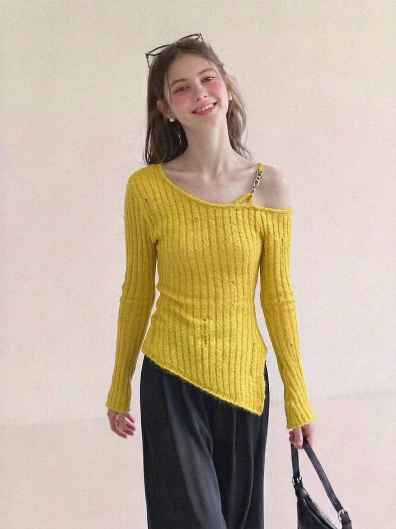 한 부서 황색 비스듬한 어깨 긴팔 니트 기본 셔츠 여성 가을 겨울철 불규칙 트임 쇼트 스타일 인사이드 가져 가라. 오프숄더 맨위 상세 이미지 1