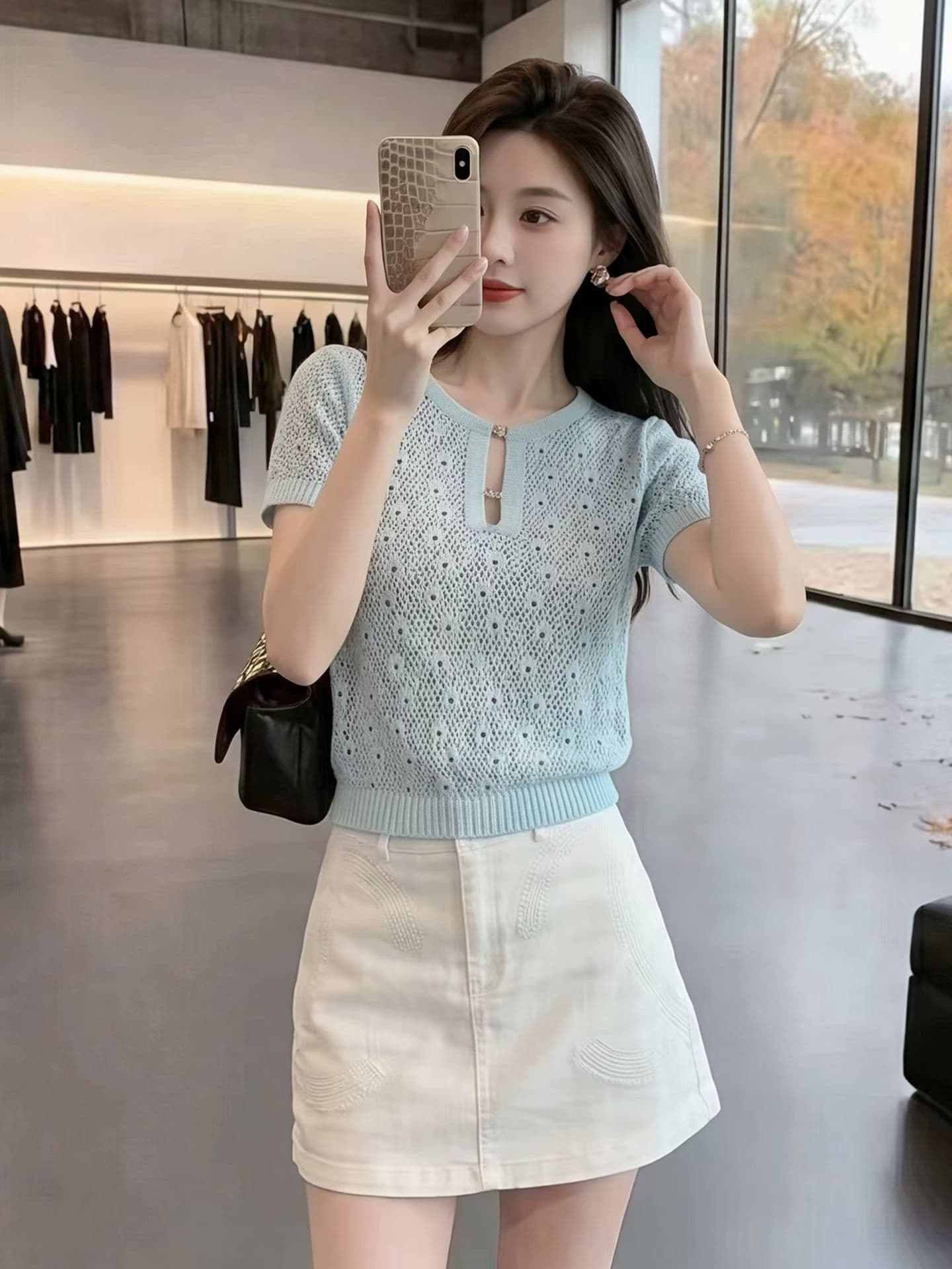 하늘색 홀로우 아웃 니트 반팔 티셔츠 여성 2026 여름 새로운 한 부서 부드러운 바람 몸매 가꾸기 슬림해 보이는 쇼트 스타일 맨위 상세 이미지 3