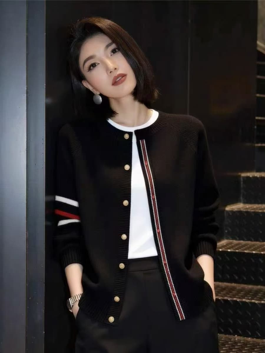 2026 겨울 새로운 한국 스타일 미니멀리즘 배색 스트라이프 니트 오픈 가디건 여성 화이트 라운드 넥 싱글 줄 버튼 슬림해 보이는 재킷 상세 이미지 2