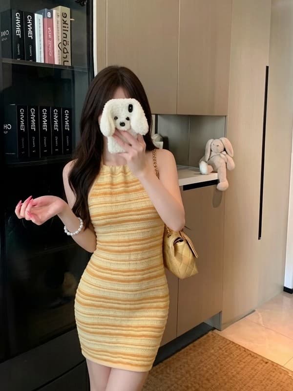 실사 정가 여름 새로운 디자인 센스 작은 대중 품격 스트라이프 행침 목 백리스 허리 수축 타이트 스커트 니트 드레스