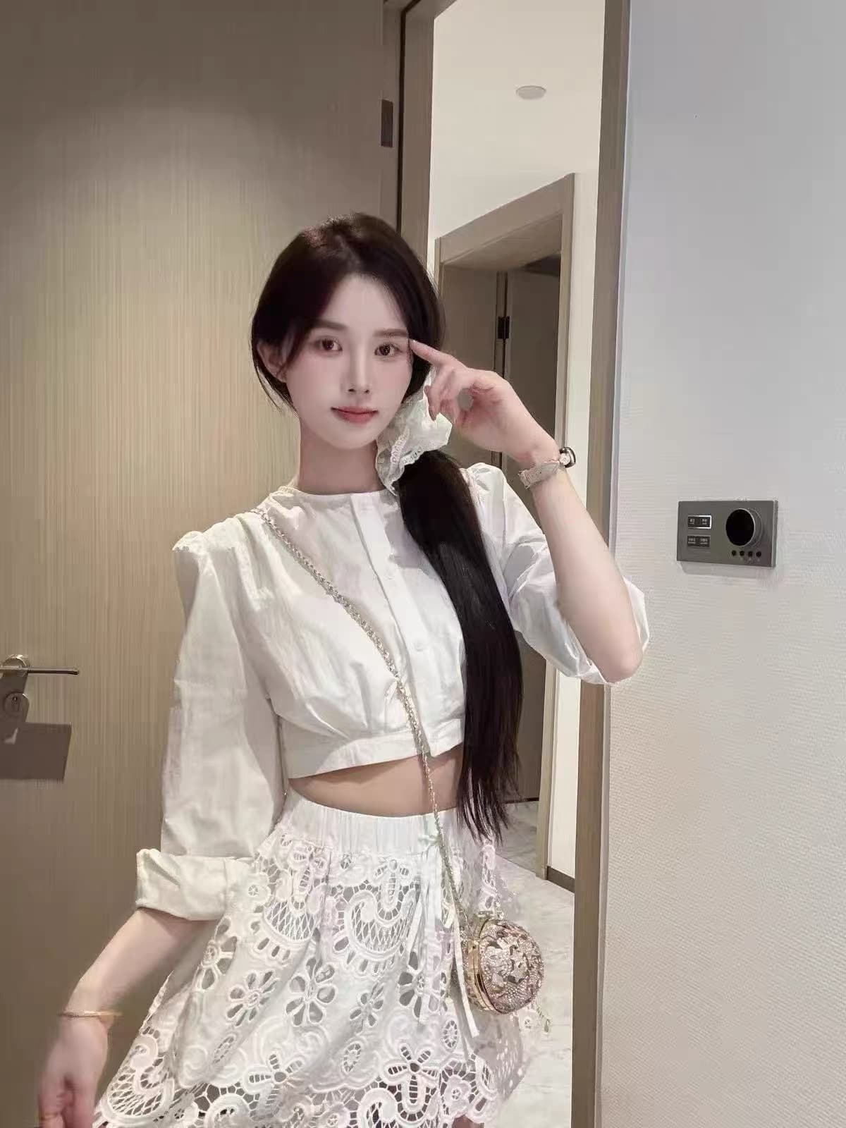 한 부서 부드러운 바람 라운드 넥 쇼트 스타일 거품 소매 셔츠 홀로우 아웃 자수 레이스 반신 스커트 하이웨이스트 펌프 로프 투피스 세트