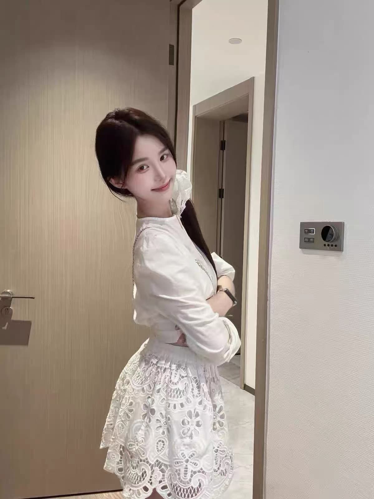 한 부서 부드러운 바람 라운드 넥 쇼트 스타일 거품 소매 셔츠 홀로우 아웃 자수 레이스 반신 스커트 하이웨이스트 펌프 로프 투피스 세트 이미지 4