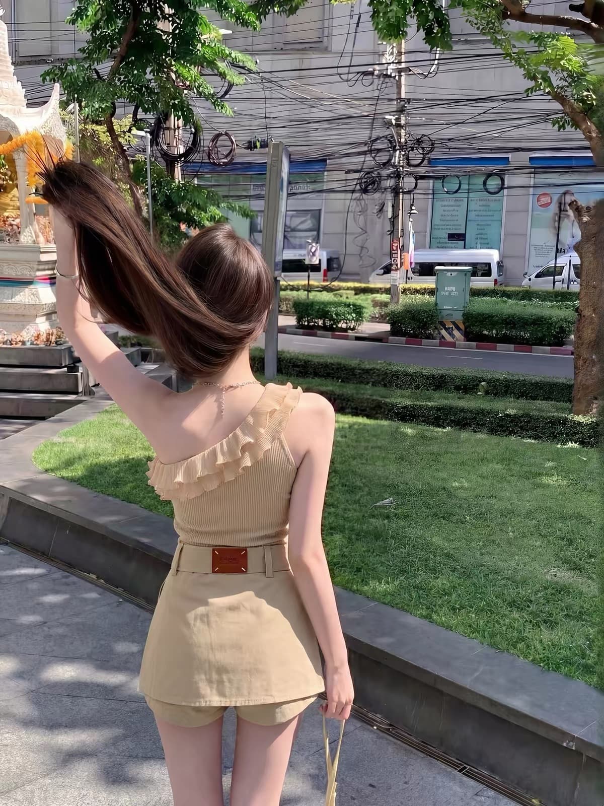 카키 색 비스듬한 어깨 프릴 니트 맨위 하이웨이스트 벨트 미니 스커트 두 조각 여성 세트 여름 가스 질감 세트 이미지 2