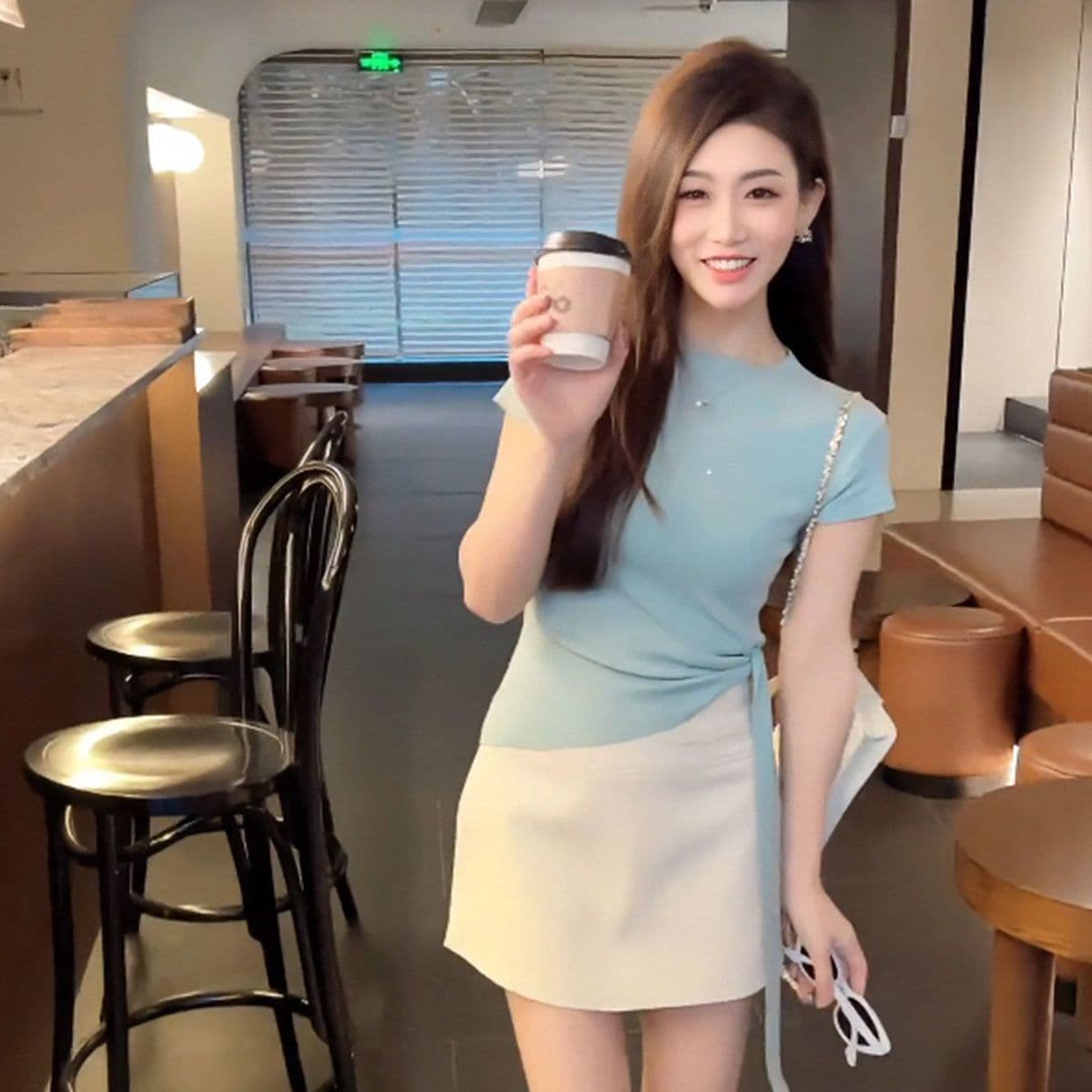 작은 대중 디자인 센스 패션 라운드 넥 긍정적 인 어깨 불규칙 스트랩 티셔츠 여성 2026 여름 허리 수축 다용도 맨위 여성