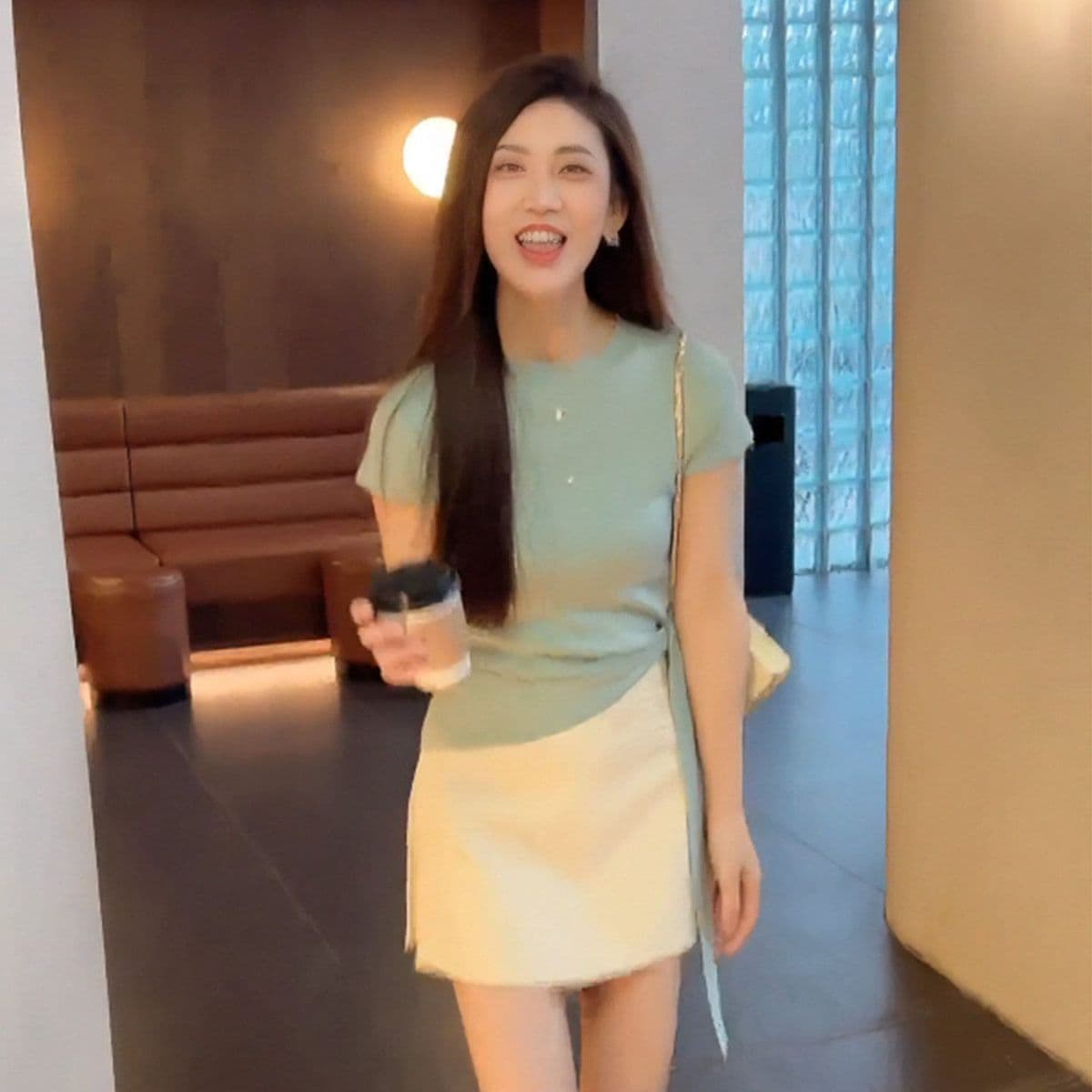 작은 대중 디자인 센스 패션 라운드 넥 긍정적 인 어깨 불규칙 스트랩 티셔츠 여성 2026 여름 허리 수축 다용도 맨위 여성 상세 이미지 6
