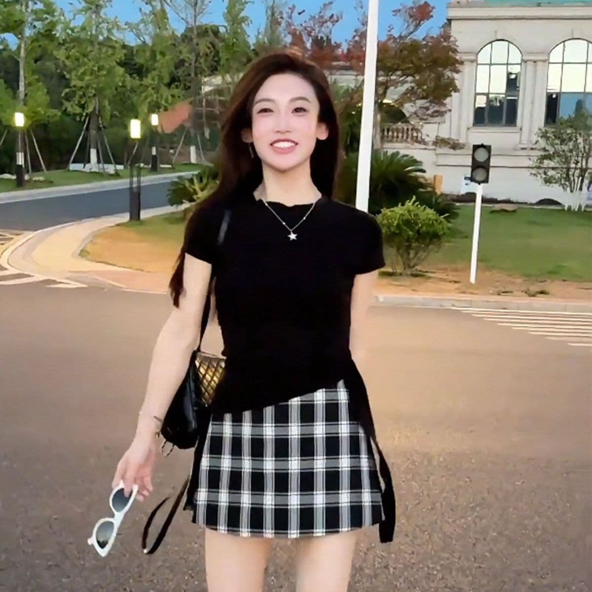 작은 대중 디자인 센스 패션 라운드 넥 긍정적 인 어깨 불규칙 스트랩 티셔츠 여성 2026 여름 허리 수축 다용도 맨위 여성 상세 이미지 10