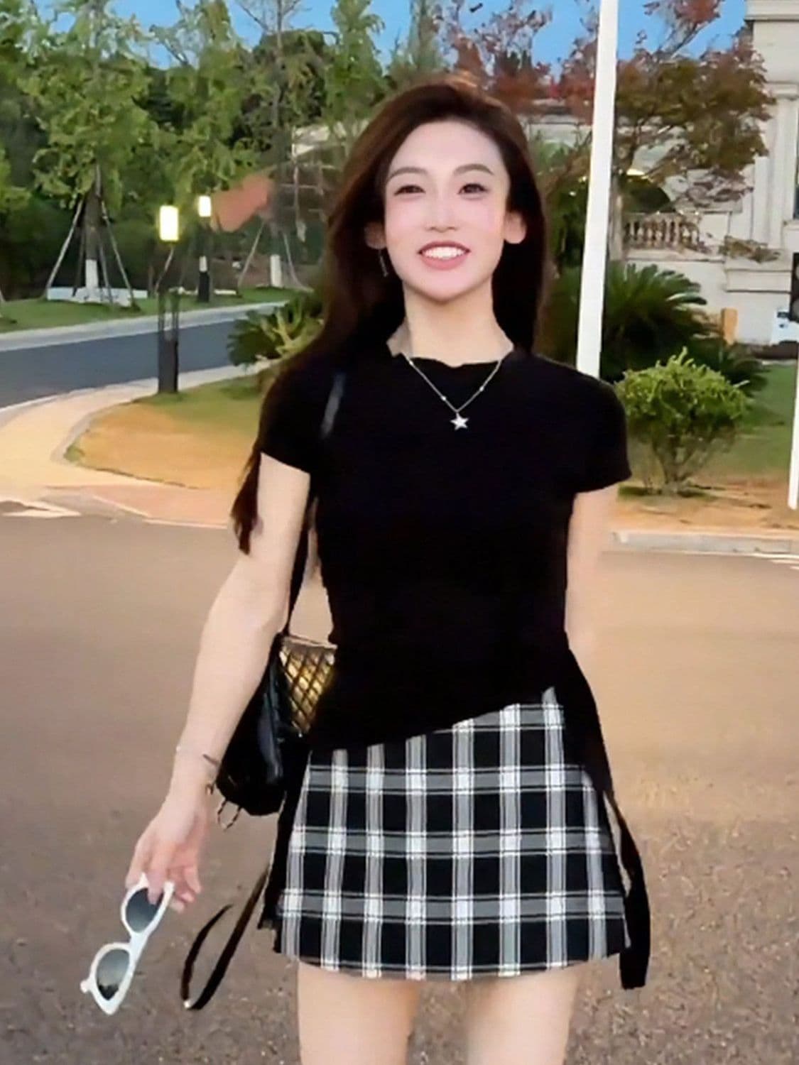 작은 대중 디자인 센스 패션 라운드 넥 긍정적 인 어깨 불규칙 스트랩 티셔츠 여성 2026 여름 허리 수축 다용도 맨위 여성 상세 이미지 17