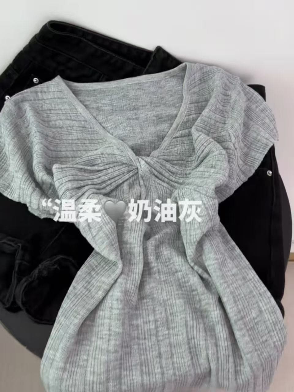 한 부서 부드러운 바람 패션 V넥 비틀림 반팔 니트 스웨터 여성 여름 디자인 센스 몸매 가꾸기 슬림해 보이는 품격 맨위 여성 상세 이미지 8