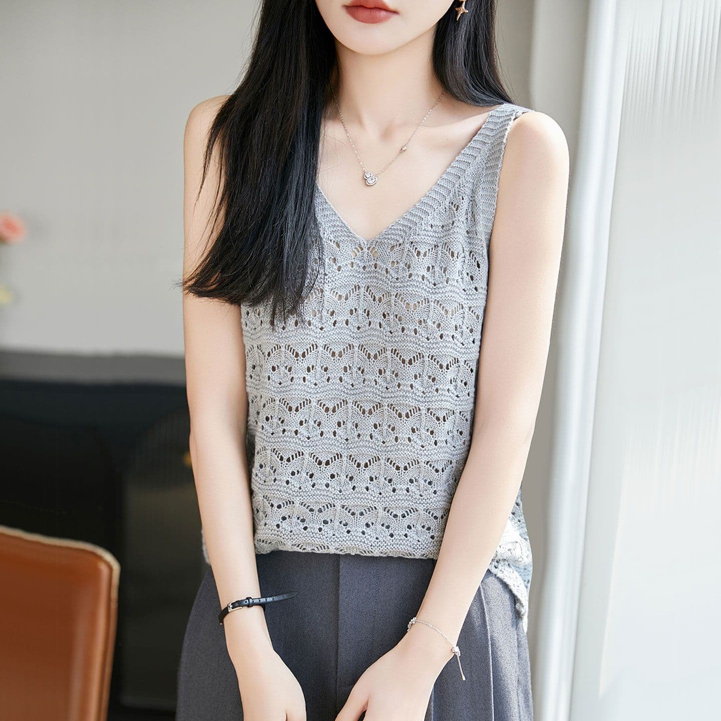 V넥 홀로우 아웃 민소매 조끼 티셔츠 여성 여름 새로운 캐주얼 패션 연령 감소 루즈핏 슬림해 보이는 얼음 실크 니트 맨위 이미지 5