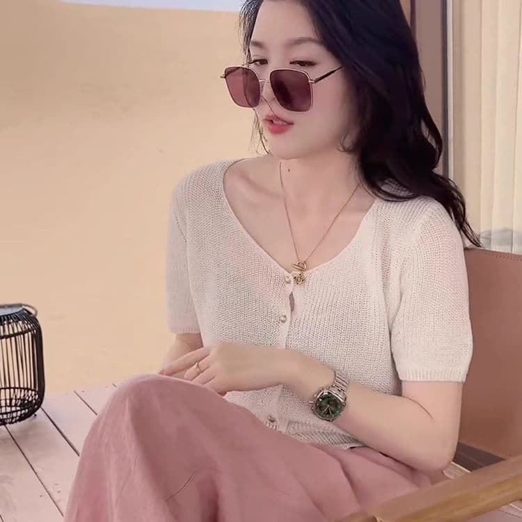 얇은 스타일 V넥 얼음 실크 니트 반팔 티셔츠 여성 여름 새로운 홀로우 아웃 자외선 차단 블라우스 싱글 줄 버튼 작은 열림 셔츠 맨위 이미지 3