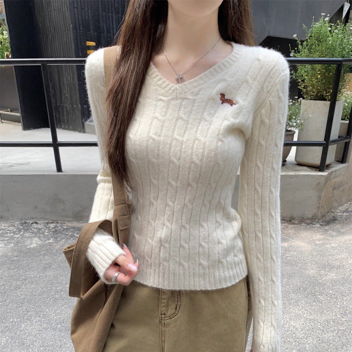 가을 겨울 한국 스타일 꽈배기 V넥 자수 디자인 센스 몸매 가꾸기 부드러운 찹쌀 인사이드 가져 가라. 기본 셔츠 고급 니트 스웨터 맨위 이미지 4