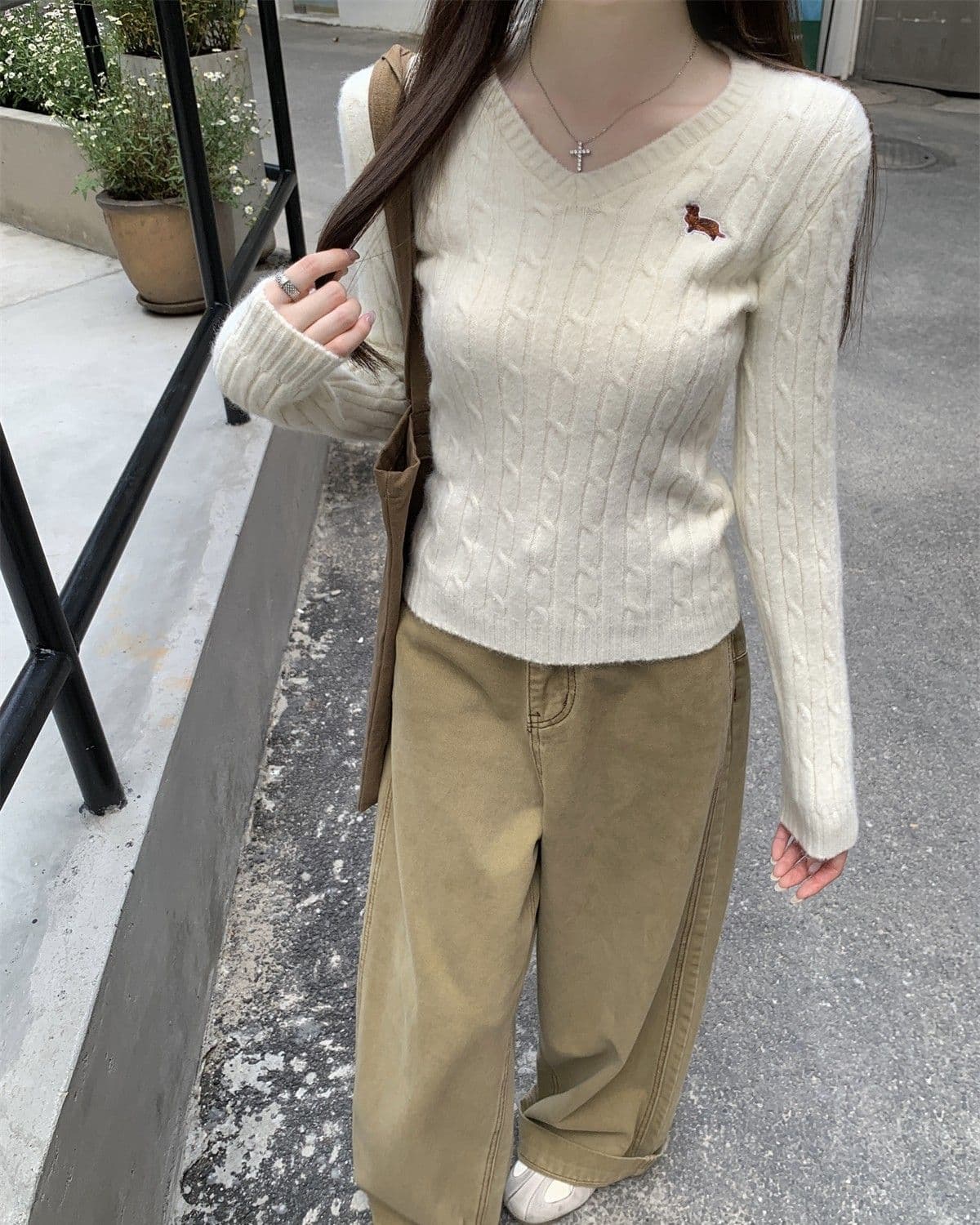 가을 겨울 한국 스타일 꽈배기 V넥 자수 디자인 센스 몸매 가꾸기 부드러운 찹쌀 인사이드 가져 가라. 기본 셔츠 고급 니트 스웨터 맨위 상세 이미지 12