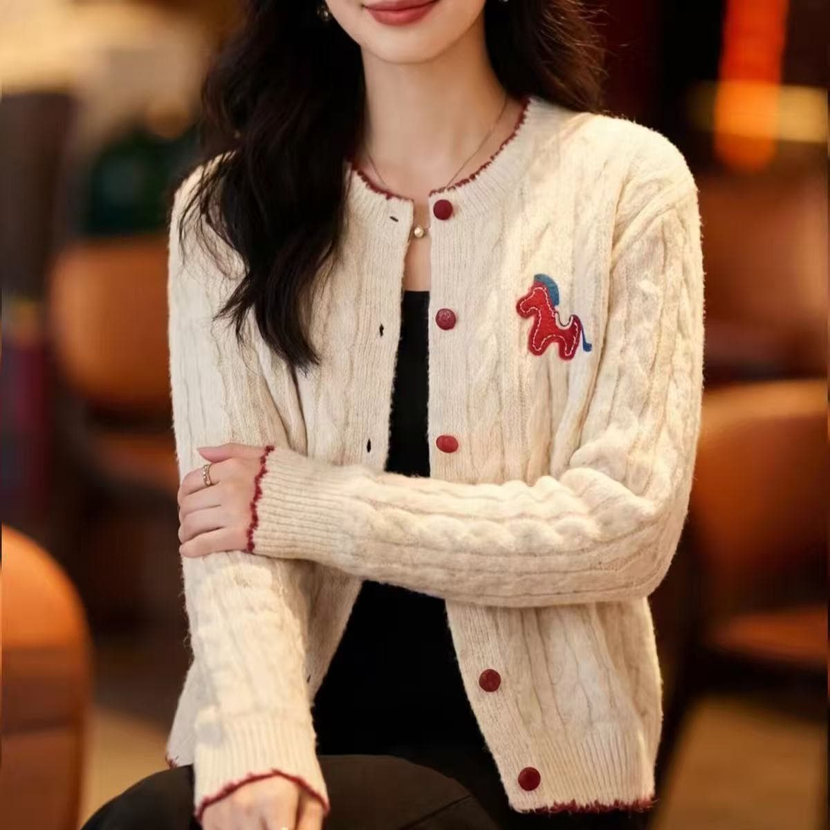 가을 겨울 새로운 패션 트위스트 꽃 자수 스웨터 코트 캐주얼 루즈핏 긴팔 연령 감소 슬림해 보이는 보온 니트 오픈 가디건 상세 이미지 4