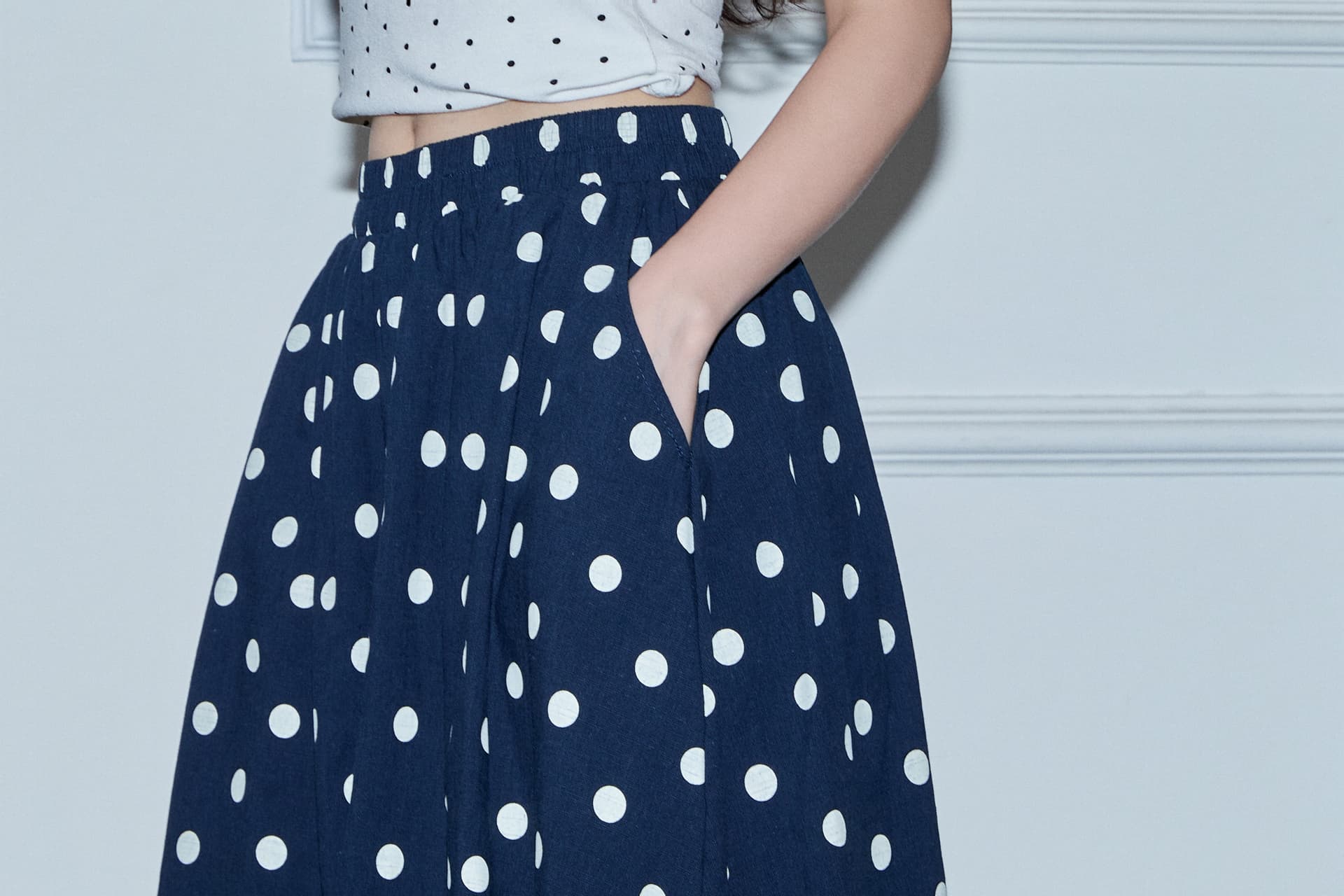 실사 한 부서 소녀 착용 가져 가라. 작은 대중 도트 무늬 반신 스커트 여성 2026 하이웨이스트 슬림해 보이는 다용도 꽃밭 바지 상세 이미지 25