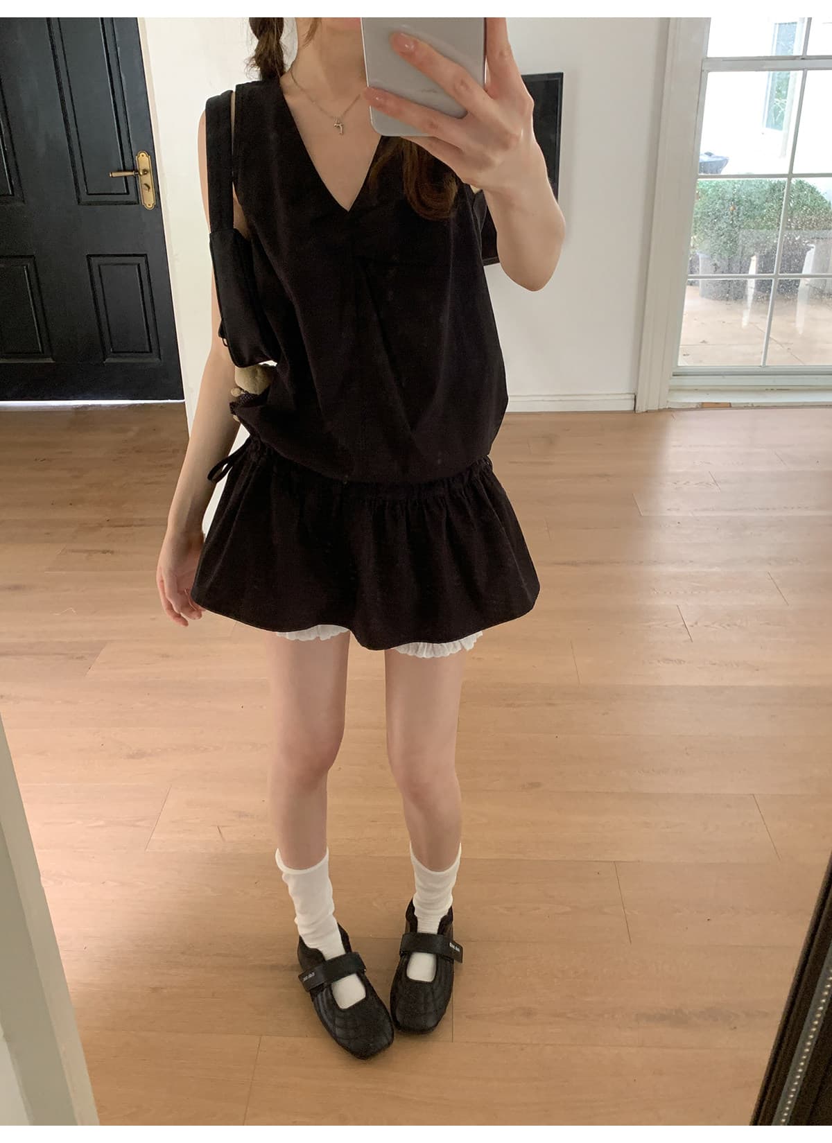 안녕하세요. 대포 미니멀리즘 디자인 센스 작은 대중 V넥 핀치 Pleat 펌프 로프 스태킹 조끼 맨위 여성 여름 단색 작은 셔츠 상세 이미지 15