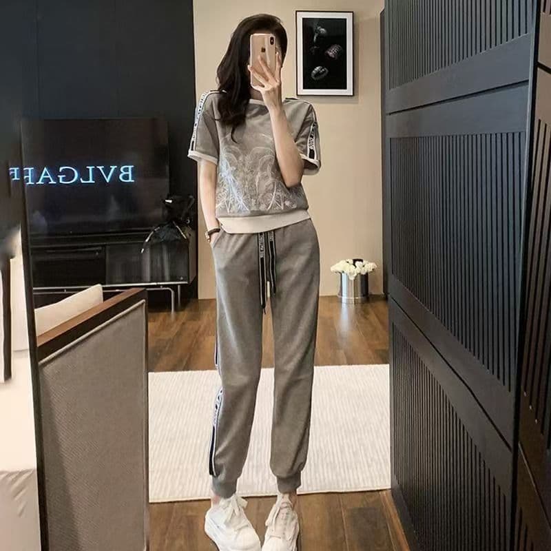 2026 년 인터넷 유명인 새로운 루즈핏 연령 감소 패션 튀김 거리 반팔 웨이 바지 캐주얼 투피스 세트 외국 가스 세트