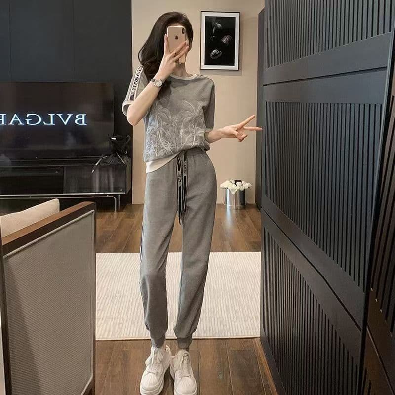 2026 년 인터넷 유명인 새로운 루즈핏 연령 감소 패션 튀김 거리 반팔 웨이 바지 캐주얼 투피스 세트 외국 가스 세트 이미지 3